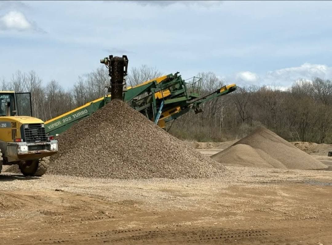 Loader feeding the screening plant
